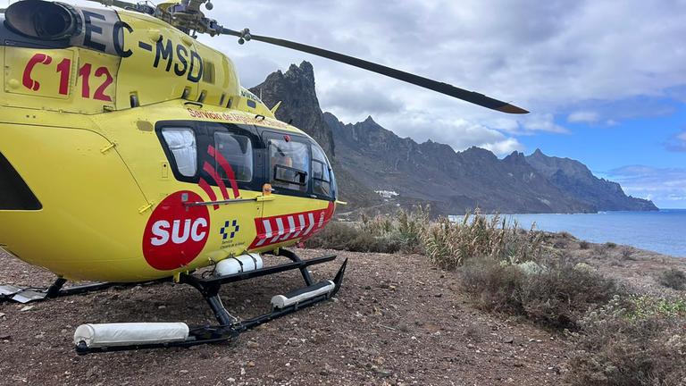 08.11.2025, Spanien, Playa del Roque de las Bodegas: Ein Helikopter von dem kanarischen Rettungsdienst (SUC) steht in der Nähe vom Strand von Roque de Las Bodegas.