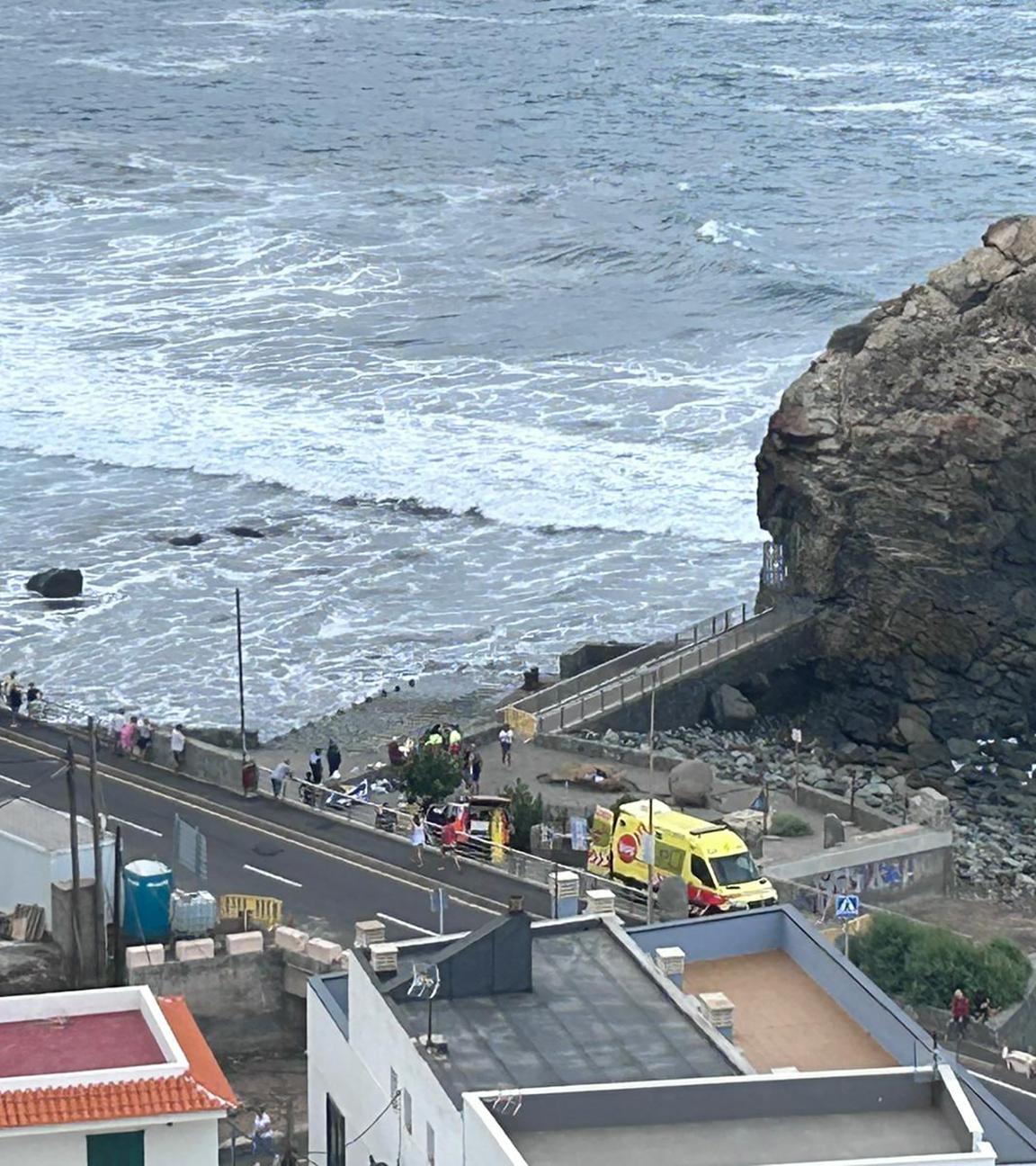 Einsatzkräfte stehen beim Strand von Roque de Las Bodegas