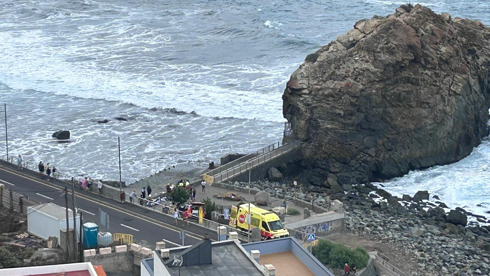 Einsatzkräfte stehen beim Strand von Roque de Las Bodegas