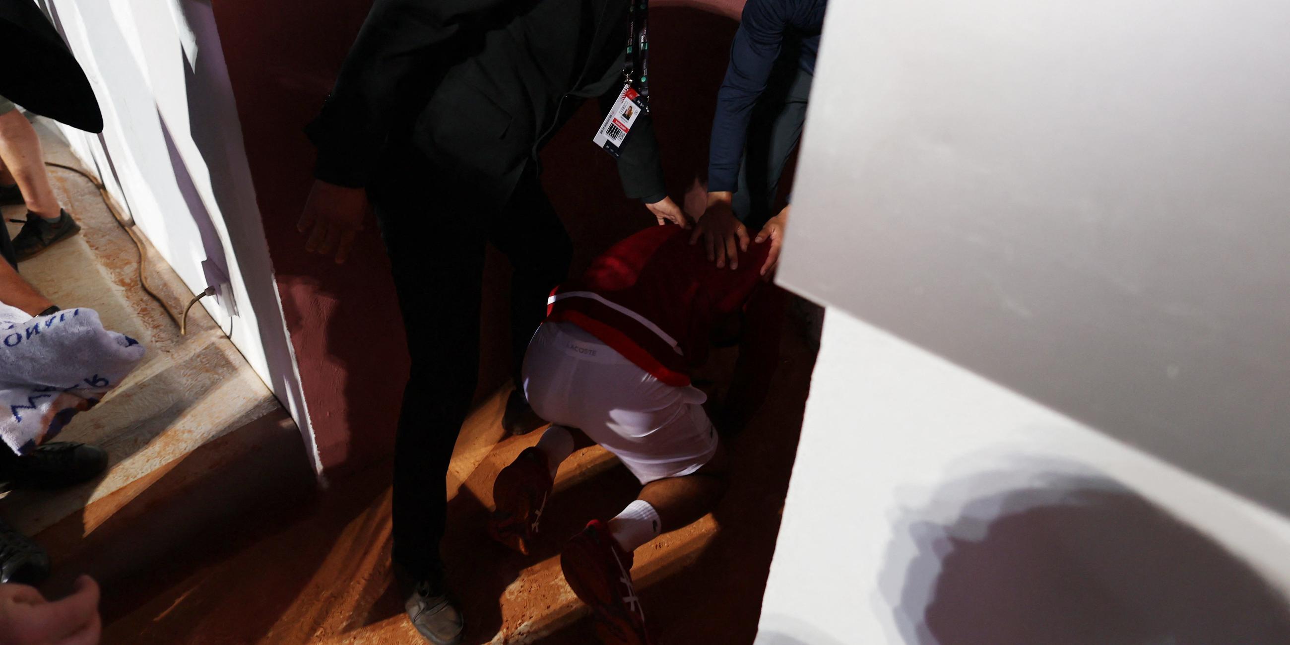 Novak Djokovic wurde beim ATP in Rom von einer Flasche getroffen.