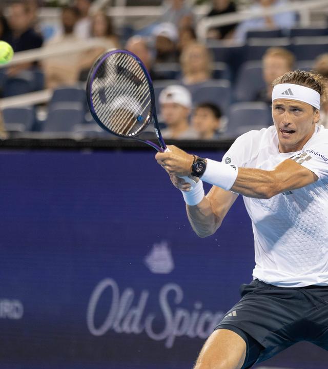 Alexander Zverev spielt bei den Cincinnati Open eine Rückhand.