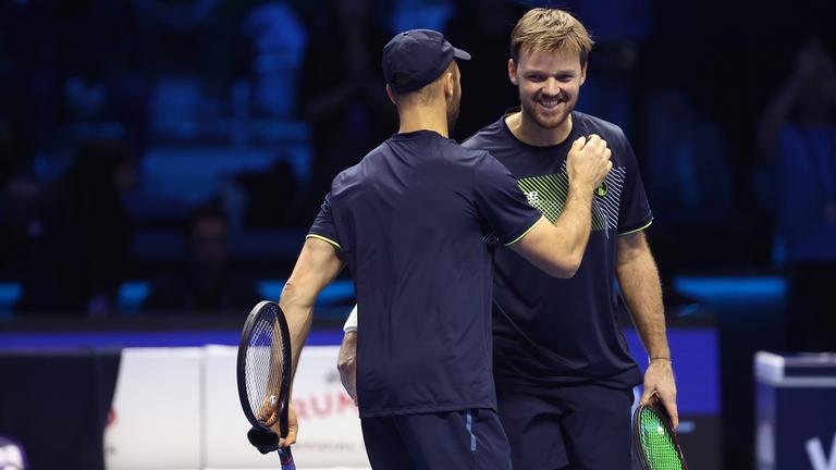 Das deutsche Tennisdoppel, Kevin Krawietz und Tim Pütz gewinnen ihr Spiel und sind im Finale der ATP Finals.