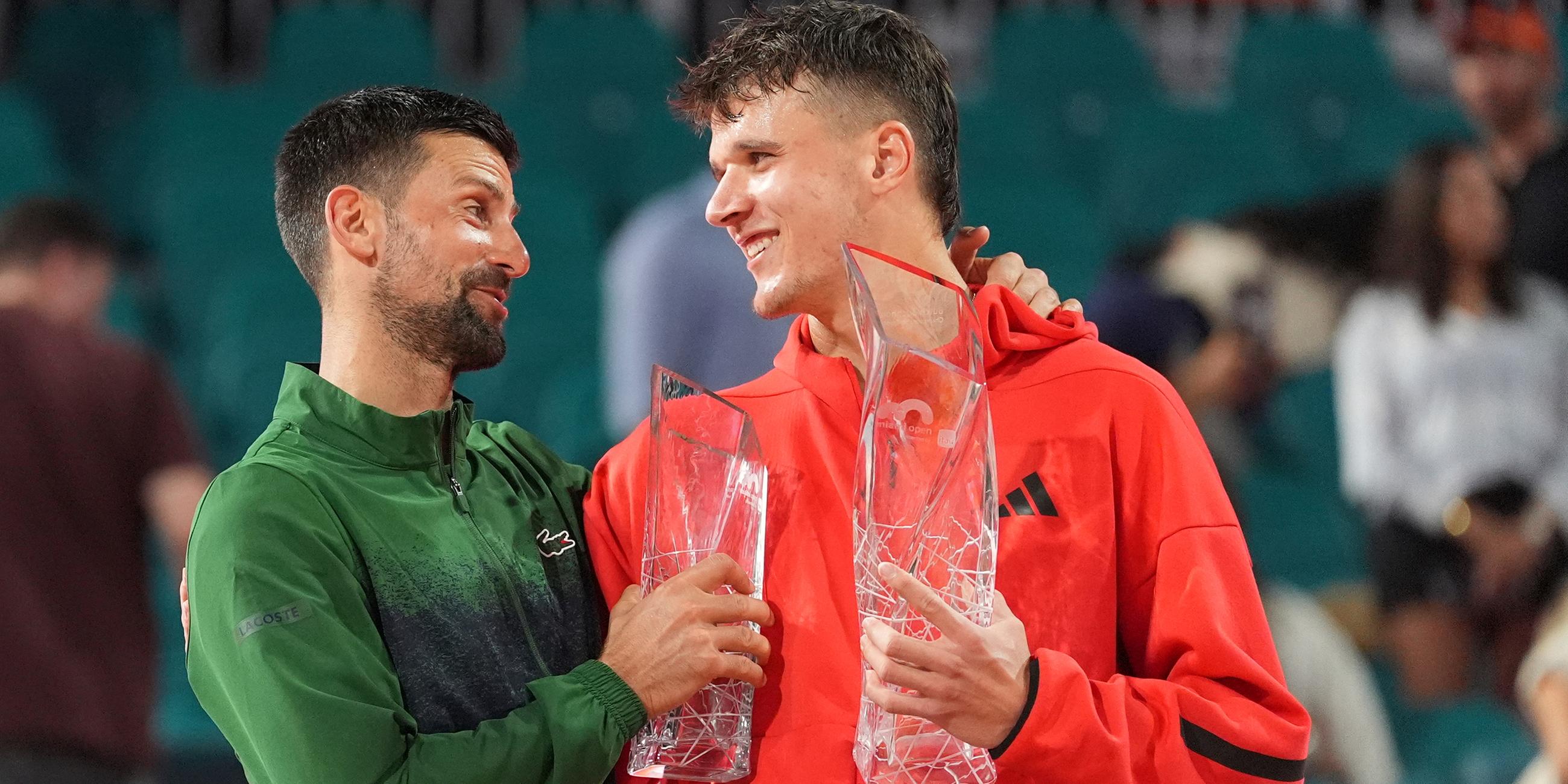 ATP Miami: Novak Djokovic (li.) und Jakub Mensik