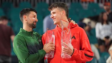 ATP Miami: Novak Djokovic (li.) und Jakub Mensik