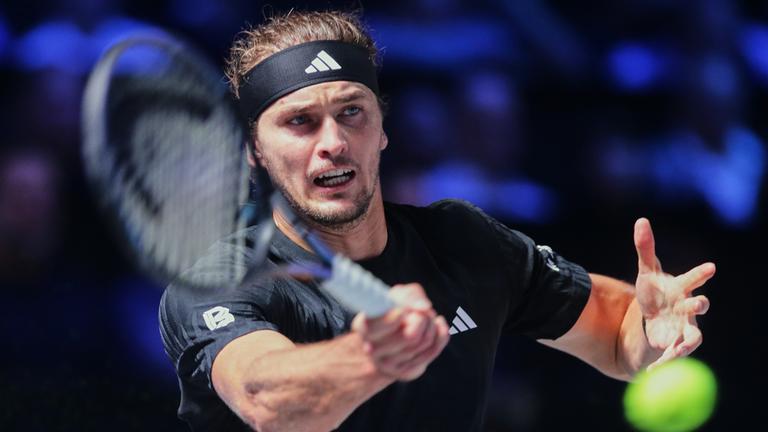 Alexander Zverev in Aktion beim Spiel gegen Jannik Sinner.