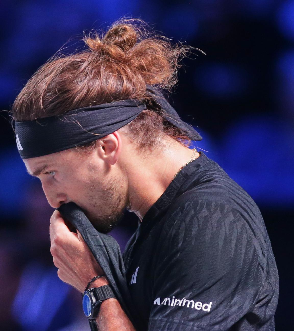 Alexander Zverev schaut enttäuscht beim Spiel gegen Jannik Sinner.