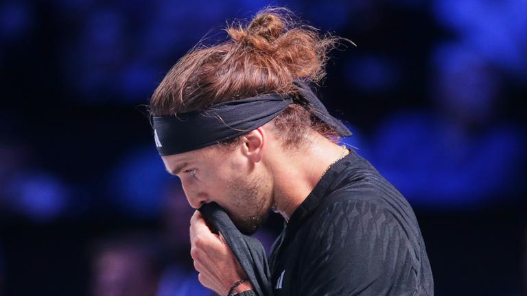 Alexander Zverev schaut enttäuscht beim Spiel gegen Jannik Sinner.