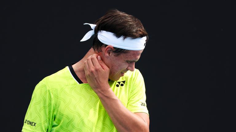 Australien, Melbourne: Tennis: Grand Slam - Australian Open, Herren, 1. Runde. Daniel Altmaier reagiert enttäuscht.