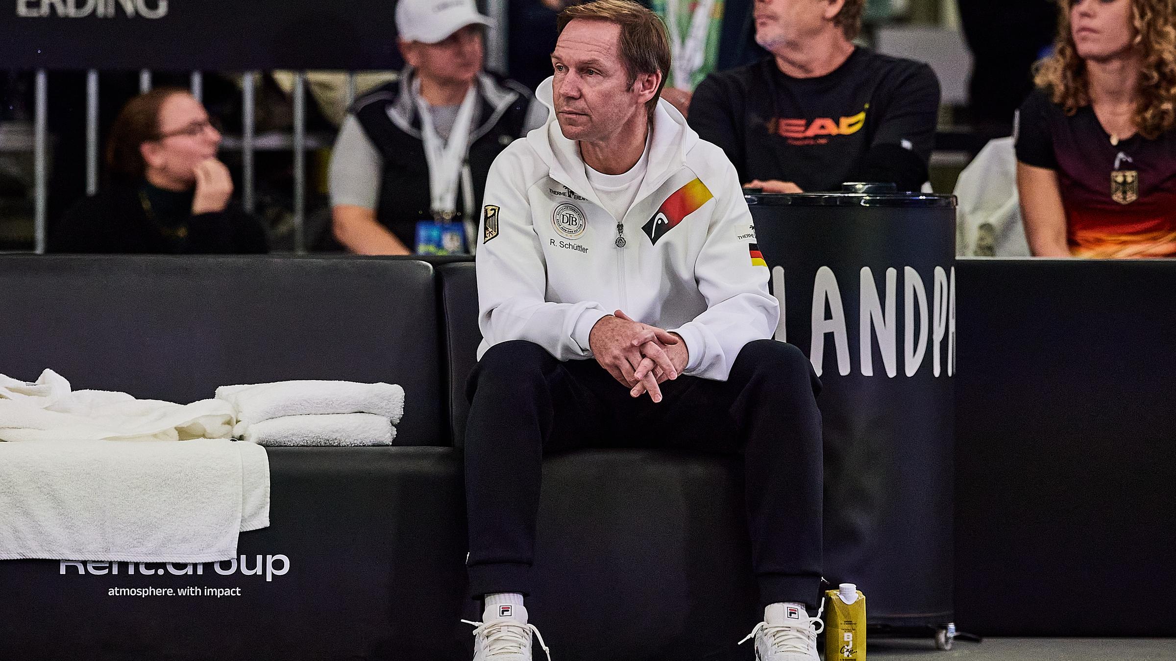  Rainer Schüttler (M), Chef der deutschen Billie-Jean-King-Cup-Mannschaft, sitzt auf der Bank