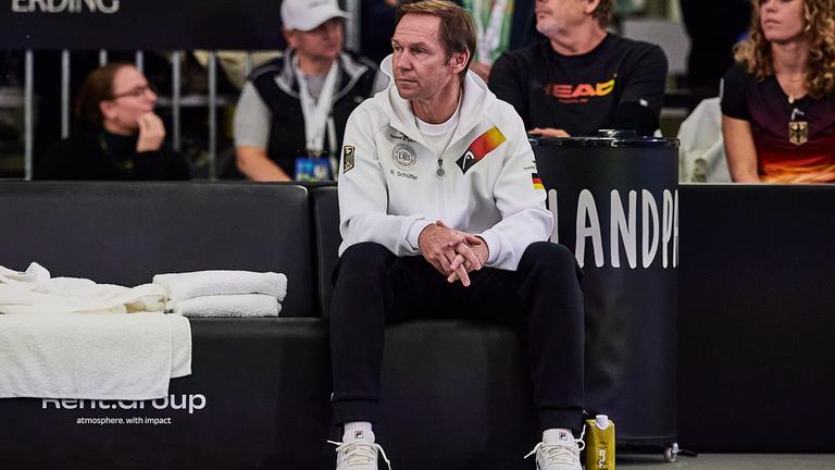  Rainer Schüttler (M), Chef der deutschen Billie-Jean-King-Cup-Mannschaft, sitzt auf der Bank