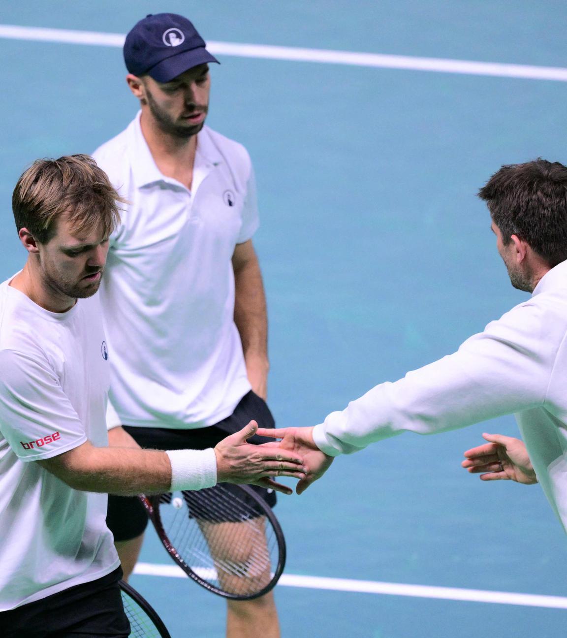 Es hat nicht gereicht fürs Finale: Davis-Cup-Kapitän Michael Kohlmann klatscht mit Kevin Krawietz (links) und Tim Pütz ab.