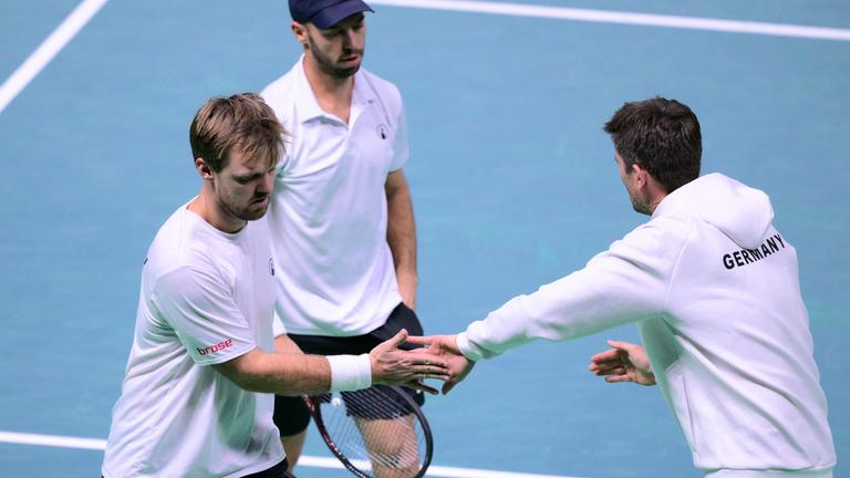 Es hat nicht gereicht fürs Finale: Davis-Cup-Kapitän Michael Kohlmann klatscht mit Kevin Krawietz (links) und Tim Pütz ab.