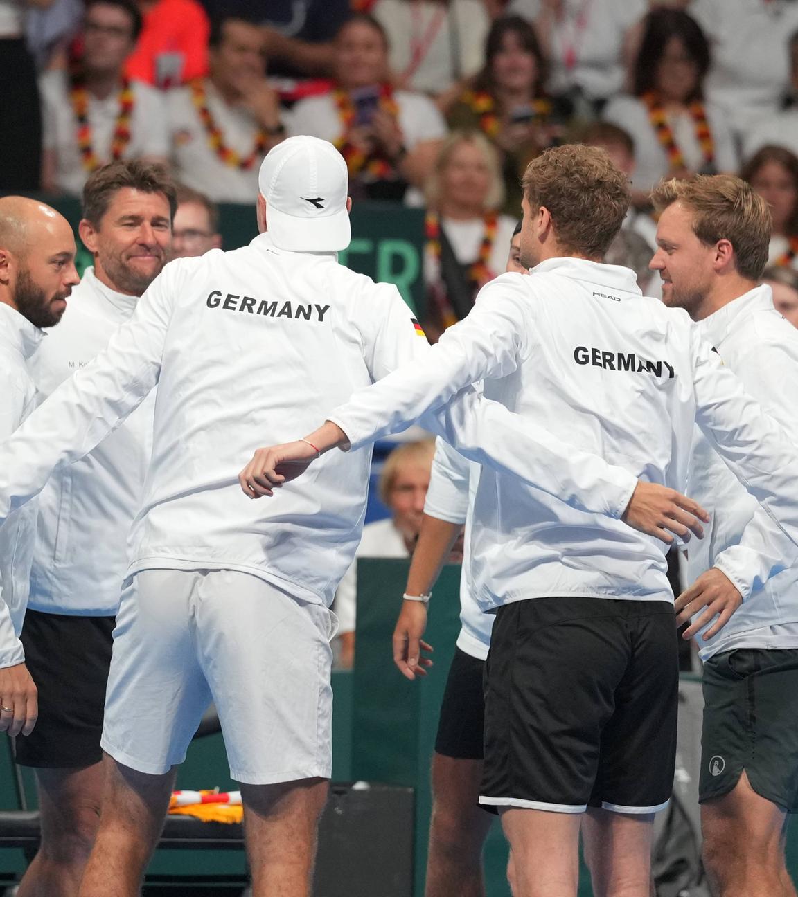 Die deutsche Davids-Cup-Mannschaft bildet einen Teamkreis