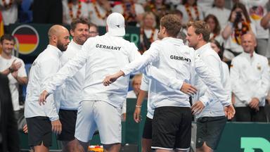 Die deutsche Davids-Cup-Mannschaft bildet einen Teamkreis