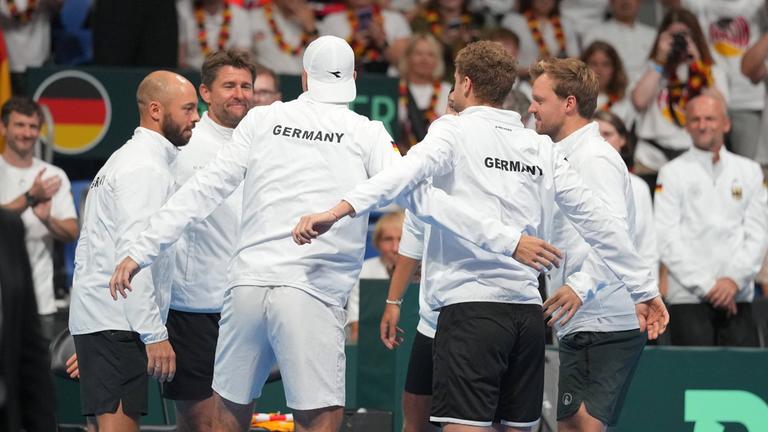 Die deutsche Davids-Cup-Mannschaft bildet einen Teamkreis