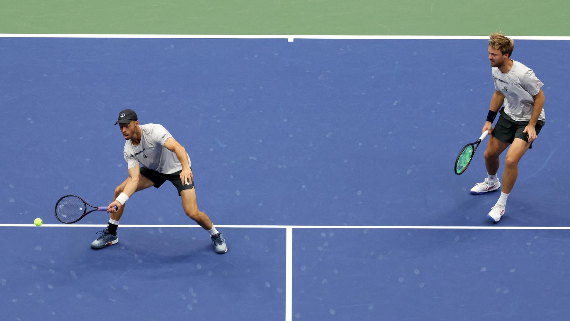 Die deutschen Kevin Krawietz und Tim Pütz während des Spiels gegen Australien beim Tennis-Doppel der Männer.