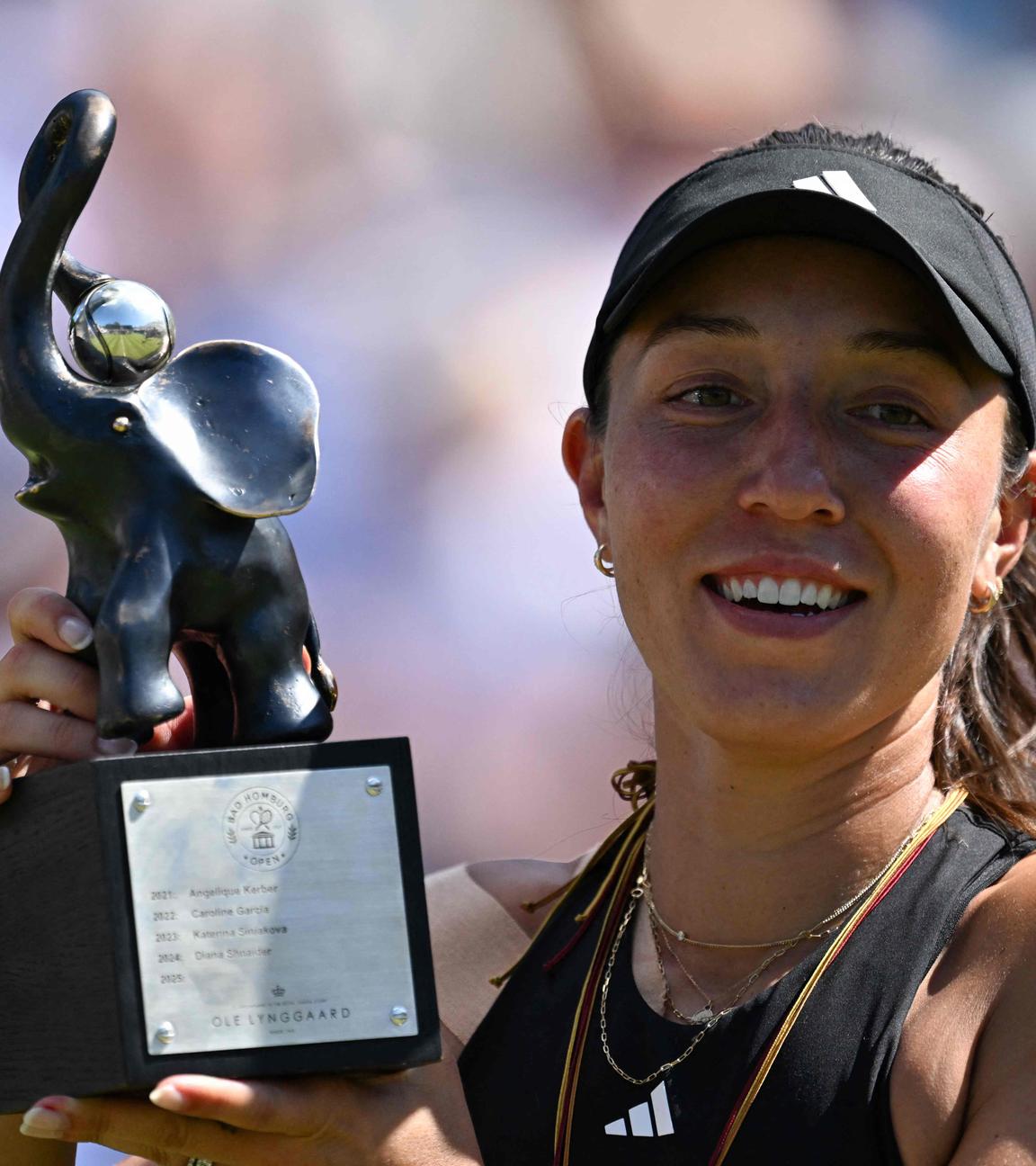 Jessica Pegula aus den USA jubelt mit dem Pokal in der Hand.