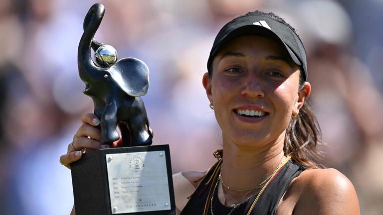 Jessica Pegula aus den USA jubelt mit dem Pokal in der Hand.
