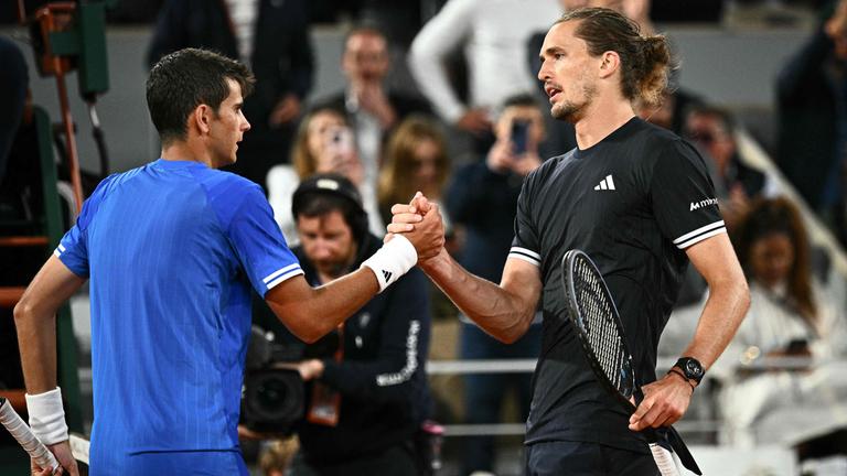 Rafael Jodar (links) gratuliert Alexander Zverev nach dessen Sieg im Viertelfinale der French Open.