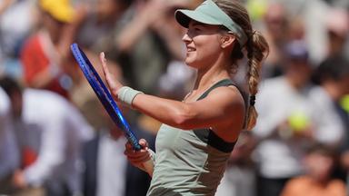 Die Russin Anna Kalinskaya jubelt nach ihrem Sieg im Achtelfinale der French Open in Paris gegen die Österreicherin Anastasia Potapova.
