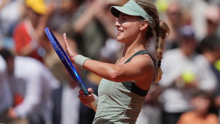 Die Russin Anna Kalinskaya jubelt nach ihrem Sieg im Achtelfinale der French Open in Paris gegen die Österreicherin Anastasia Potapova.