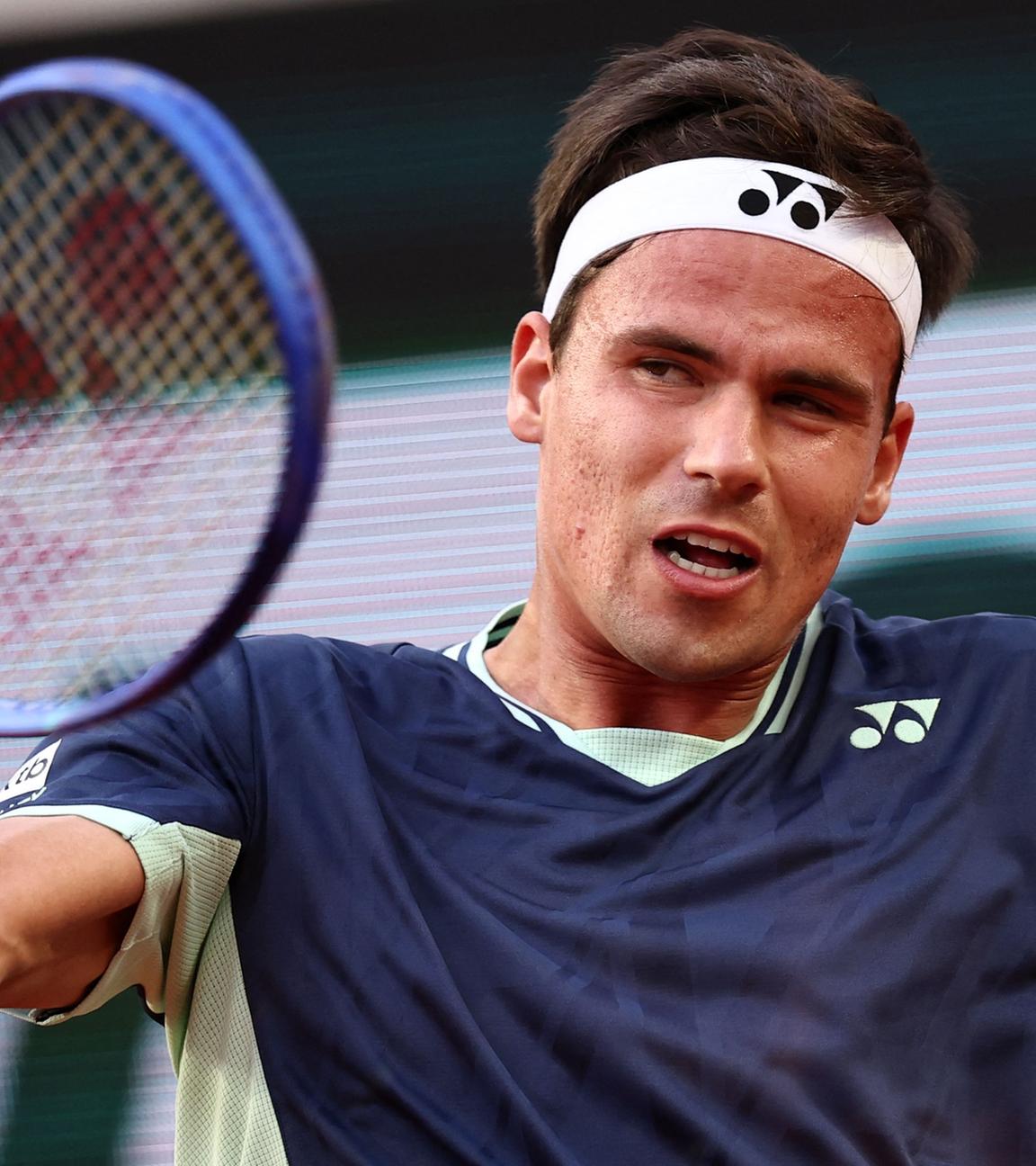 Daniel Altmaier in Aktion beim Spiel gegen den Franzosen Tiafoe bei den French Open.