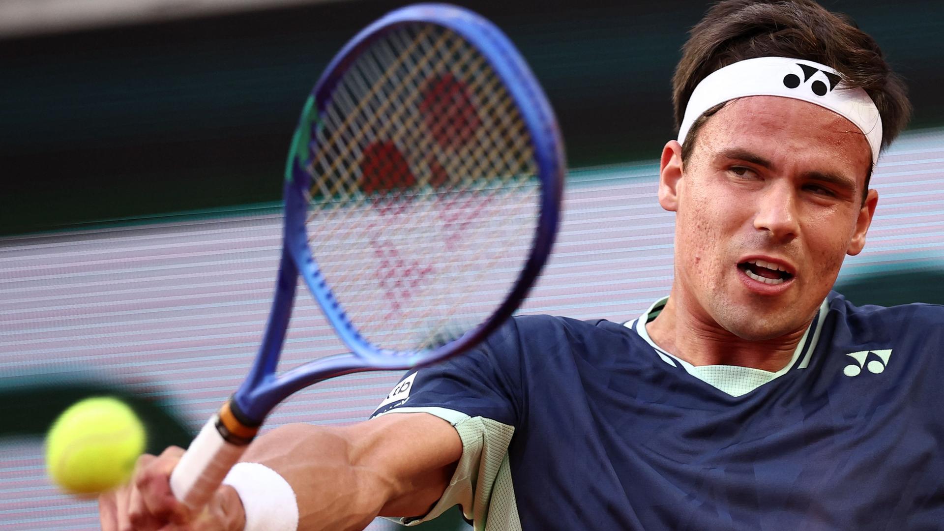 Daniel Altmaier in Aktion beim Spiel gegen den Franzosen Tiafoe bei den French Open.