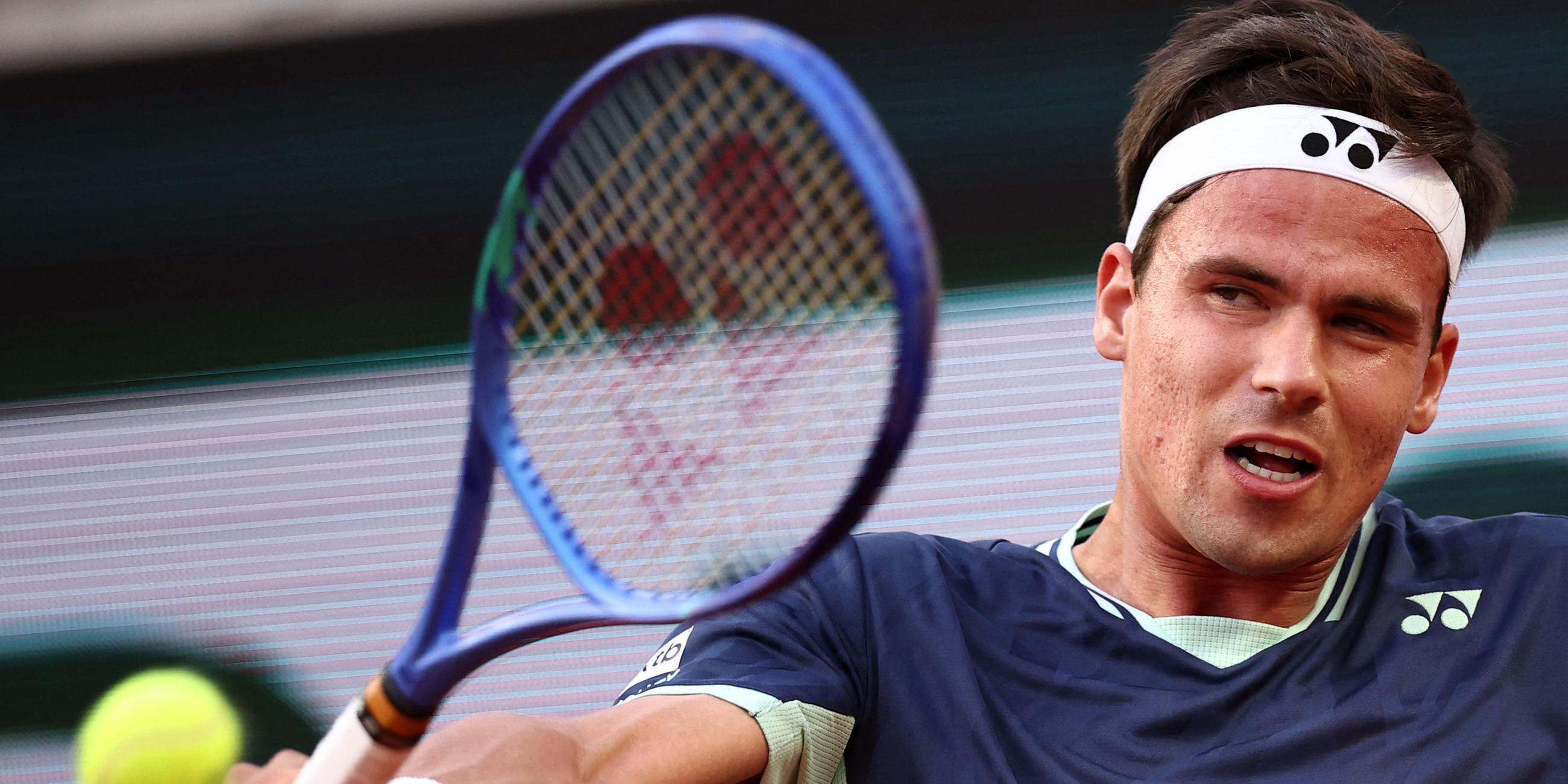 Daniel Altmaier in Aktion beim Spiel gegen den Franzosen Tiafoe bei den French Open.