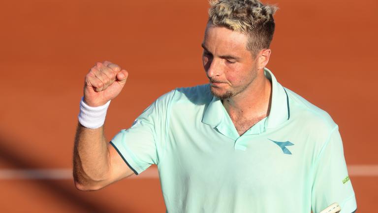 Frankreich, Paris: Tennis, French Open: Jan-Lennard Struff jubelt nach seinem Sieg.