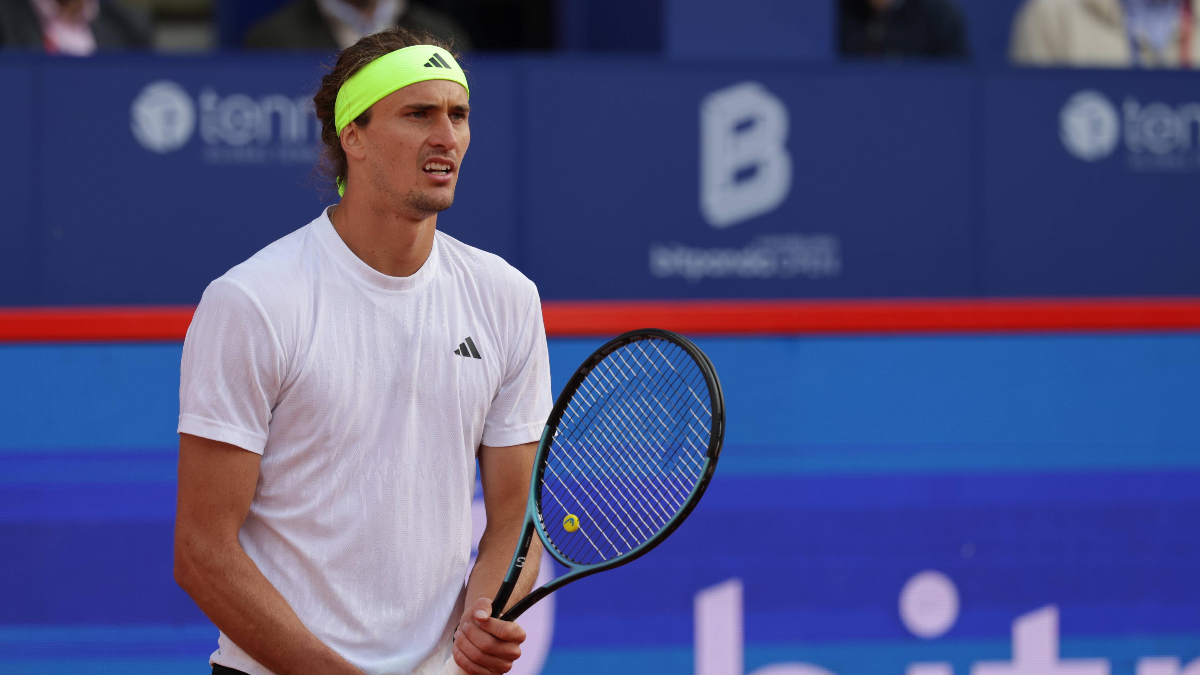 Deutschlands Alexander Zverev schaut enttäuscht während dem Spiel gegen den Franzosen Alexandre Muller.