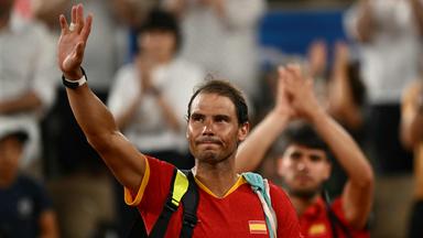 Der Spanier Rafael Nadal winkt zum Abschied.