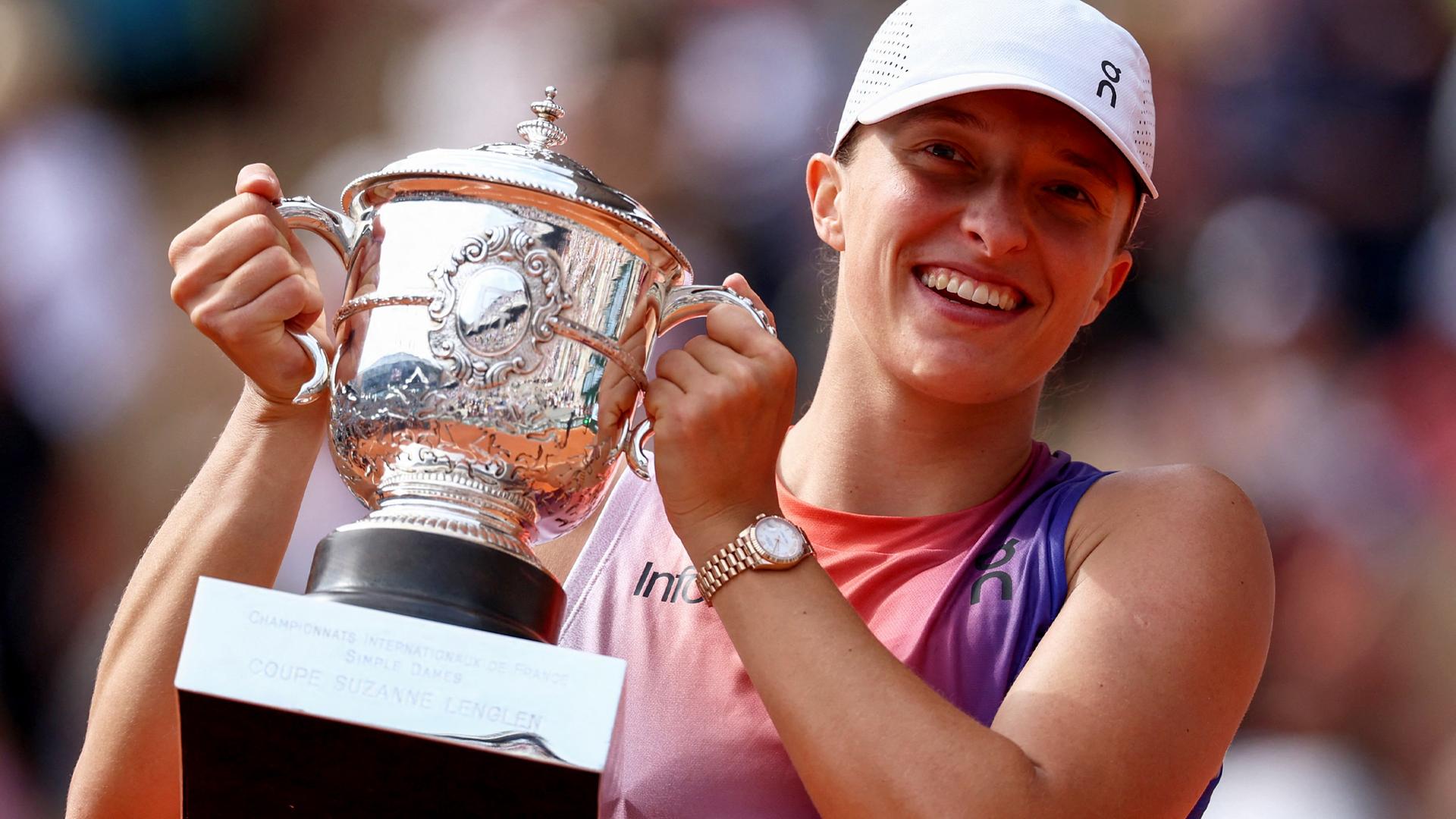 Die Polin Iga Swiatek feiert mit der Trophäe.