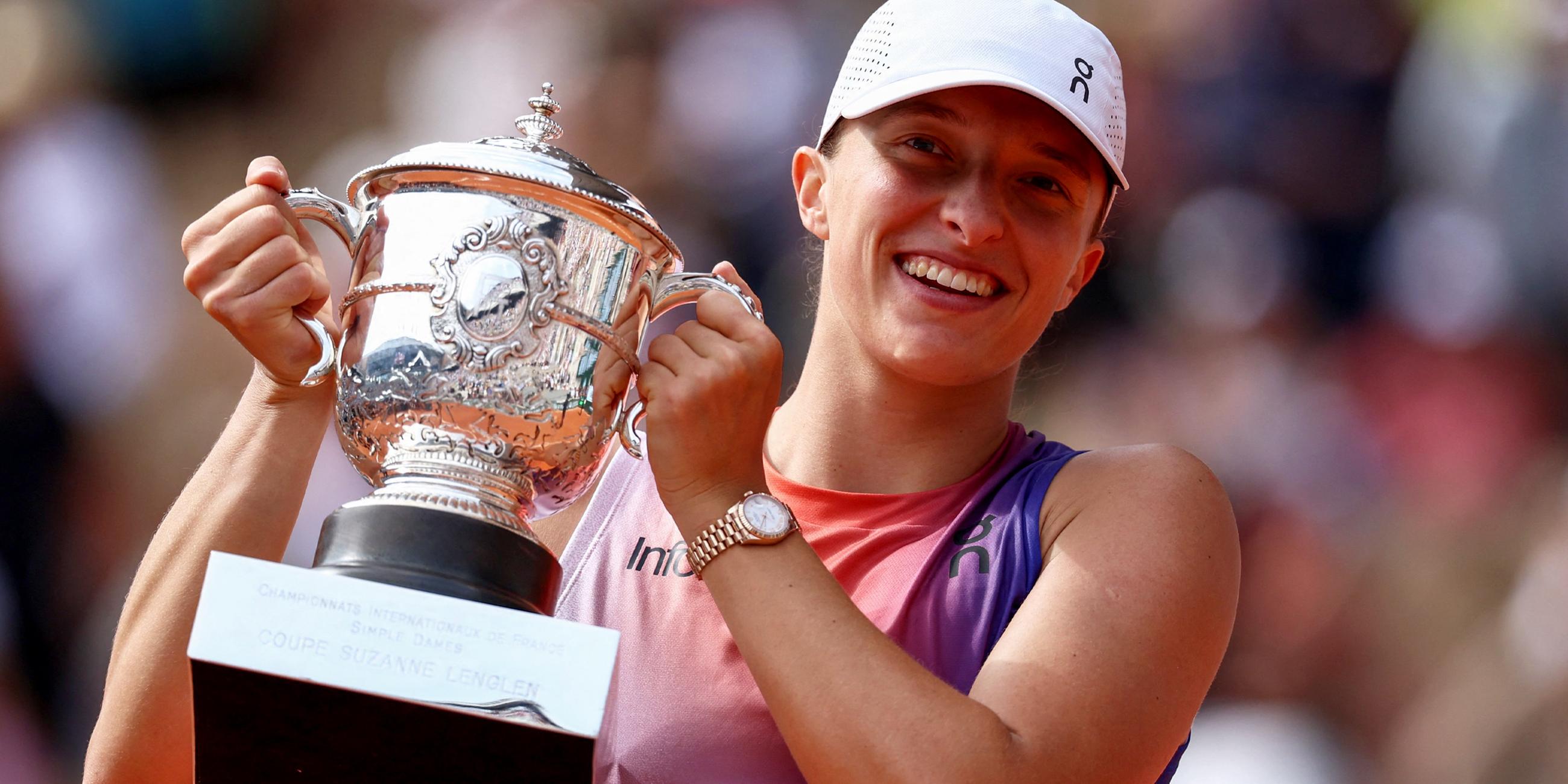 Die Polin Iga Swiatek feiert mit der Trophäe.