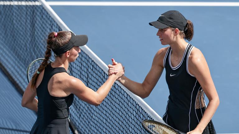 Tennis, US Open: Tamara Korpatsch (L) gratuliert der Siegerin Lilli Tagger
