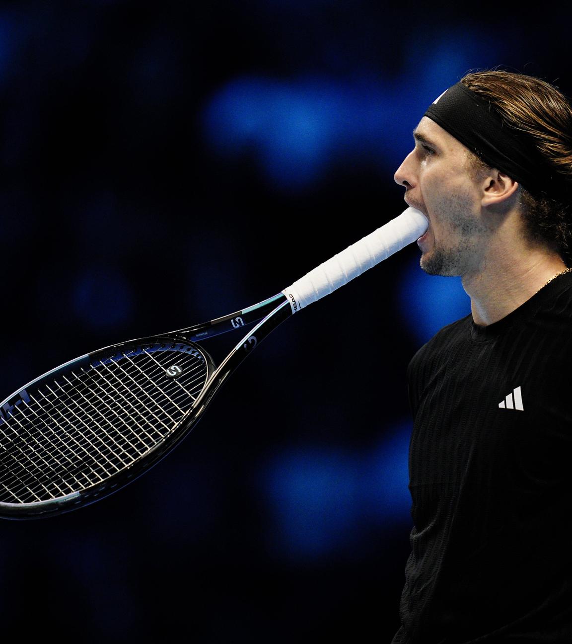 ATP Finals: Alexander Zverev in Turin hat seinen Schläger im Mund aus Ärger.