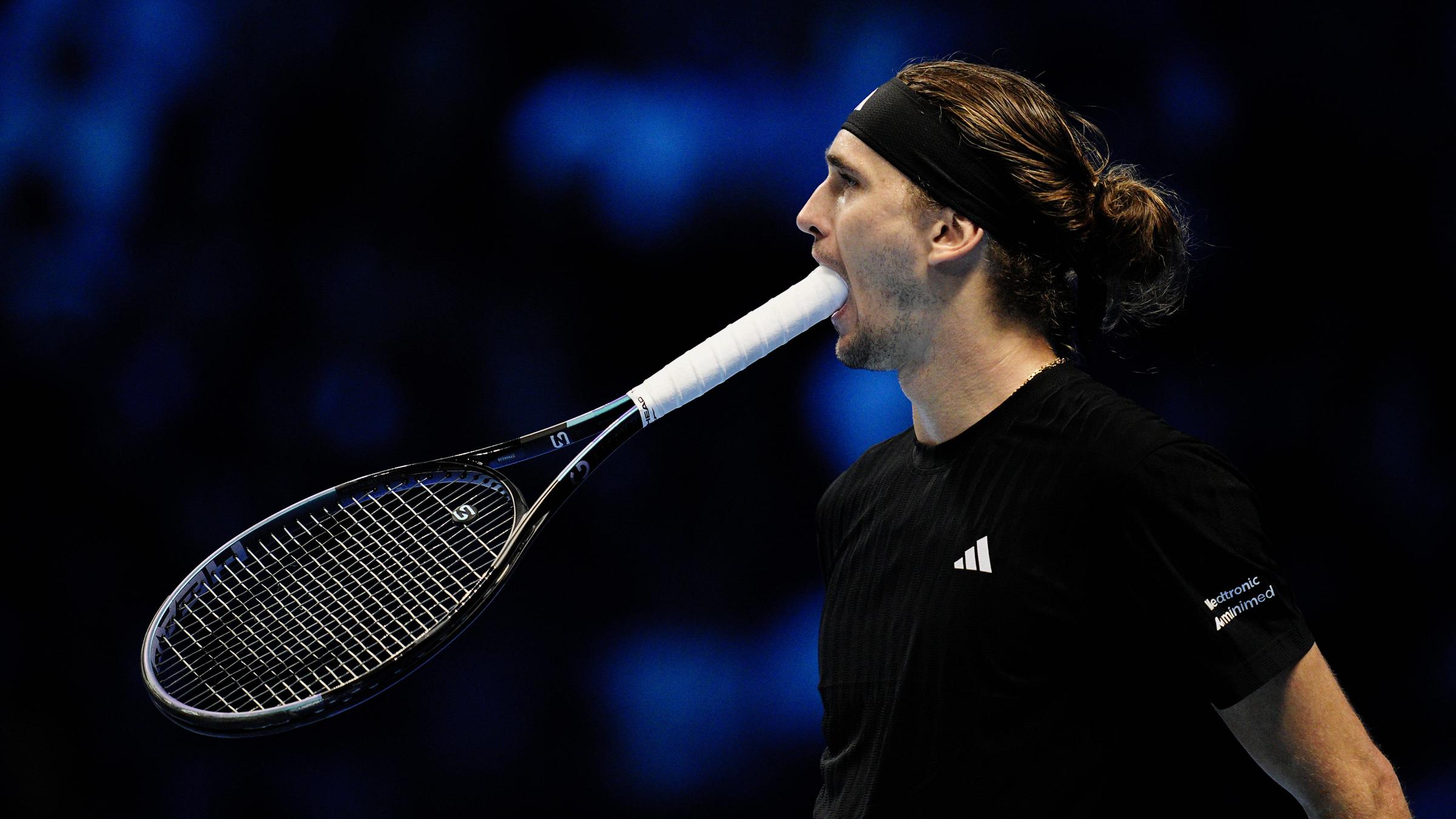 ATP Finals: Alexander Zverev in Turin hat seinen Schläger im Mund aus Ärger.