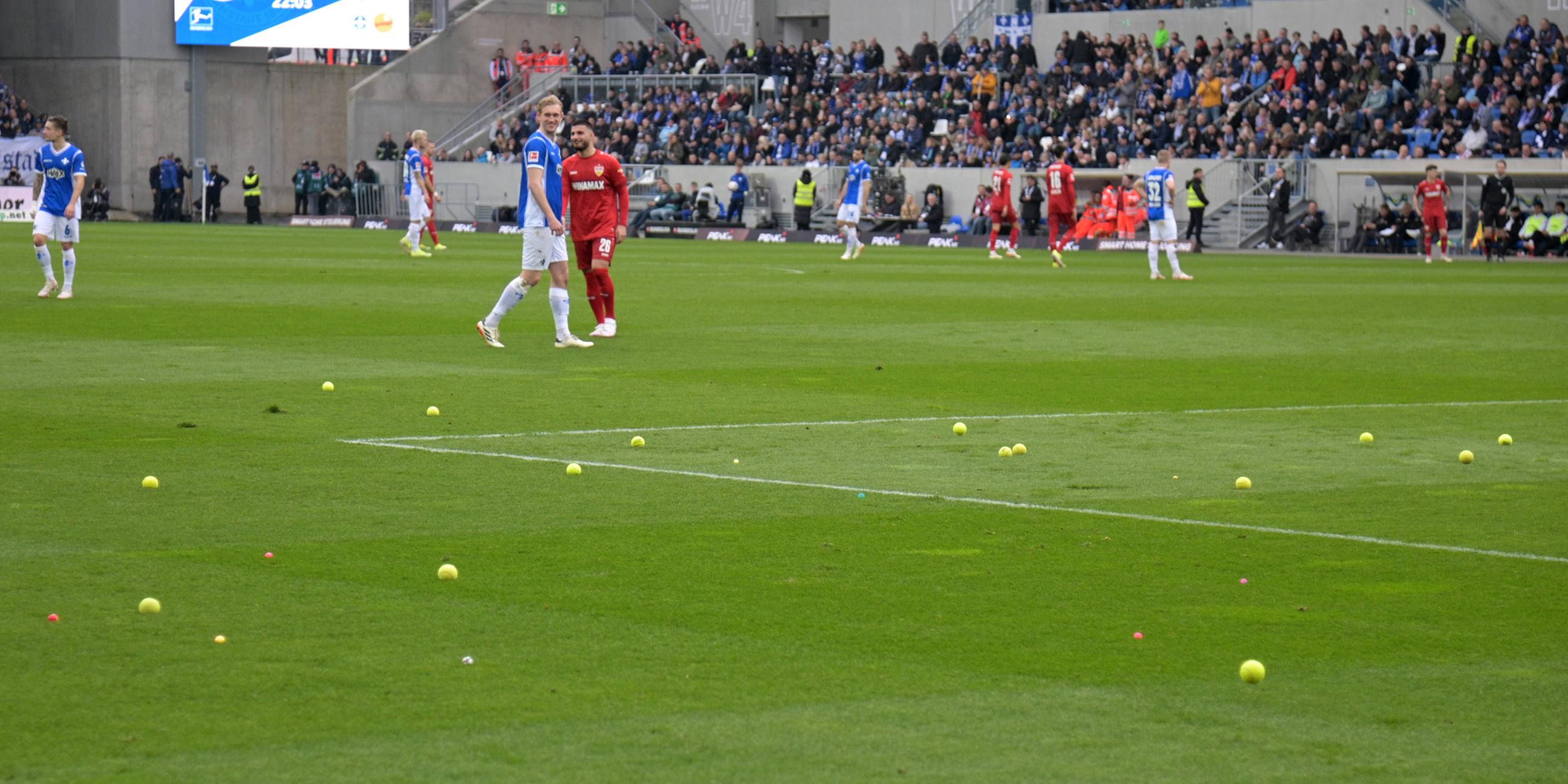 Tennisbälle liegen auf dem Spielfeld.