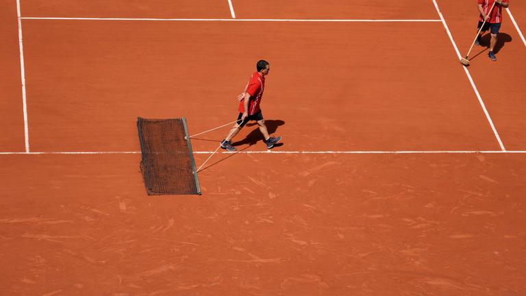 Das Platzwartteam pflegt den Tennisplatz bei den French Open 2026