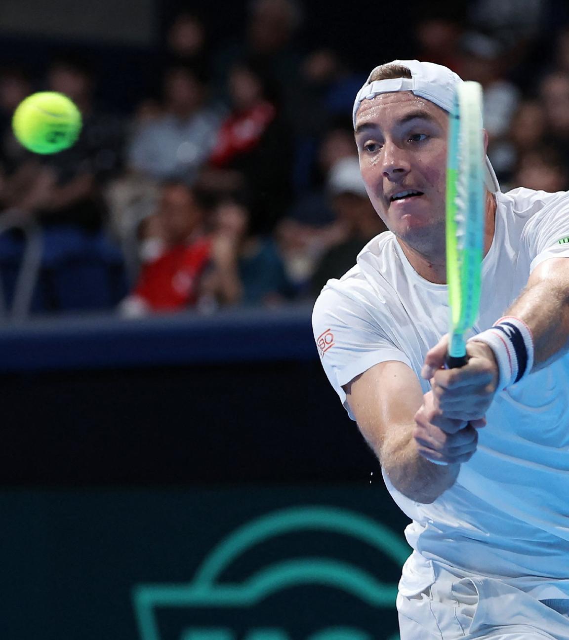 Der Deutsche Jan-Lennard Struff schlägt einen Return gegen den Japaner Yoshihito Nishioka während ihres Herreneinzels im Davis Cup-Tennis-Qualifikationsspiel der zweiten Runde zwischen Deutschland und Japan im Ariake Colosseum in Tokio am 12. September 2025. 