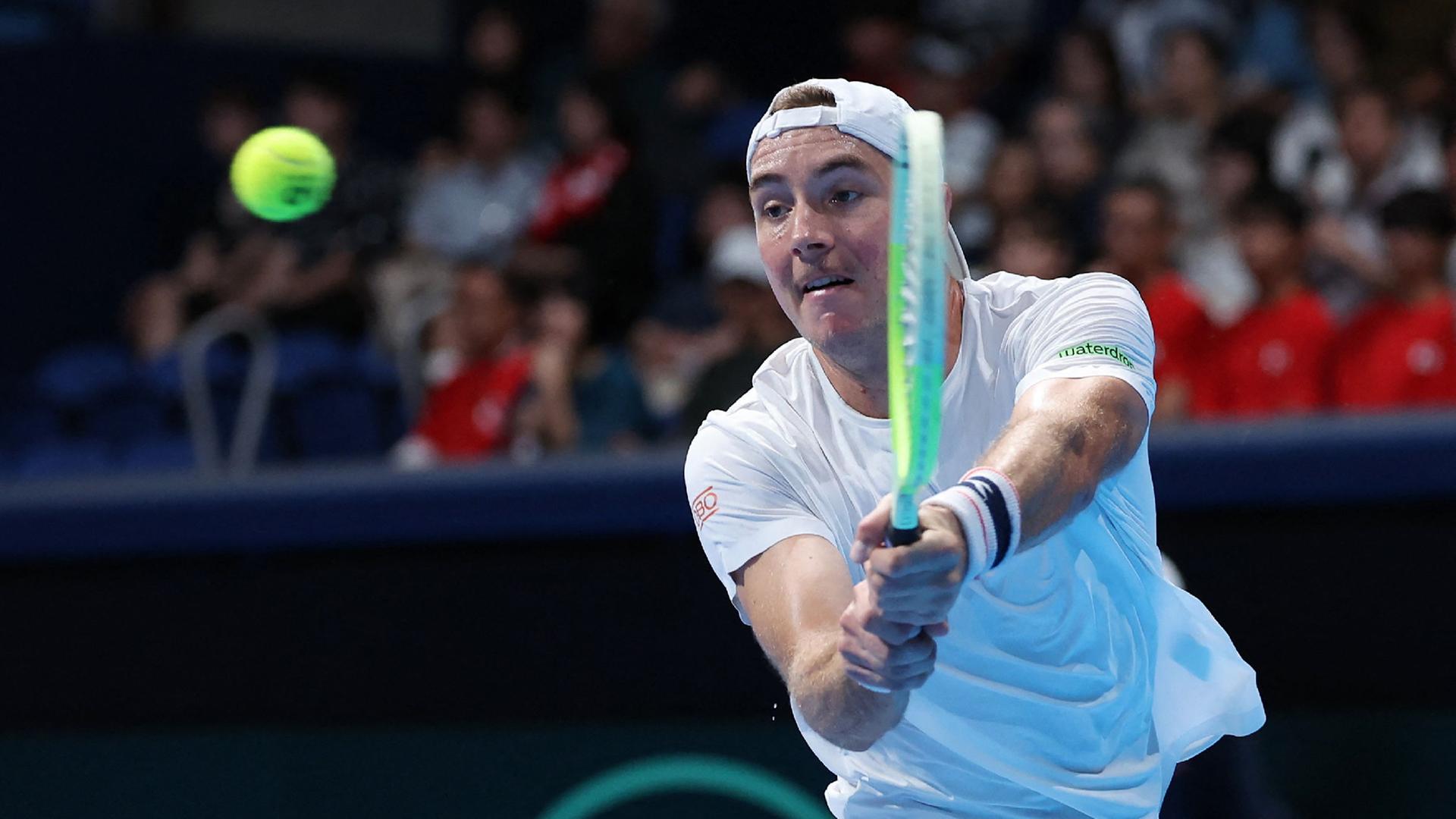 Der Deutsche Jan-Lennard Struff schlägt einen Return gegen den Japaner Yoshihito Nishioka während ihres Herreneinzels im Davis Cup-Tennis-Qualifikationsspiel der zweiten Runde zwischen Deutschland und Japan im Ariake Colosseum in Tokio am 12. September 2025. 