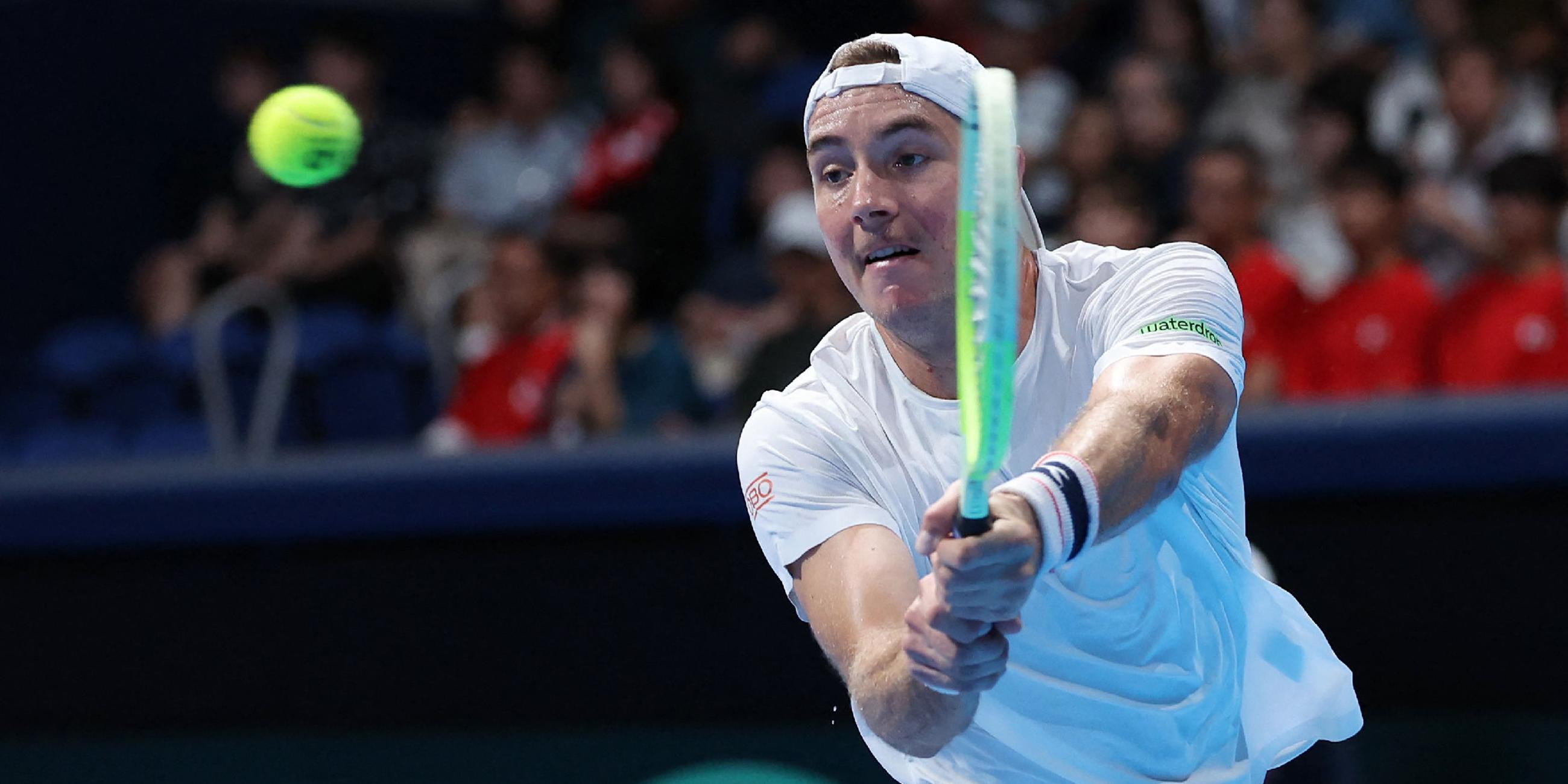 Der Deutsche Jan-Lennard Struff schlägt einen Return gegen den Japaner Yoshihito Nishioka während ihres Herreneinzels im Davis Cup-Tennis-Qualifikationsspiel der zweiten Runde zwischen Deutschland und Japan im Ariake Colosseum in Tokio am 12. September 2025. 