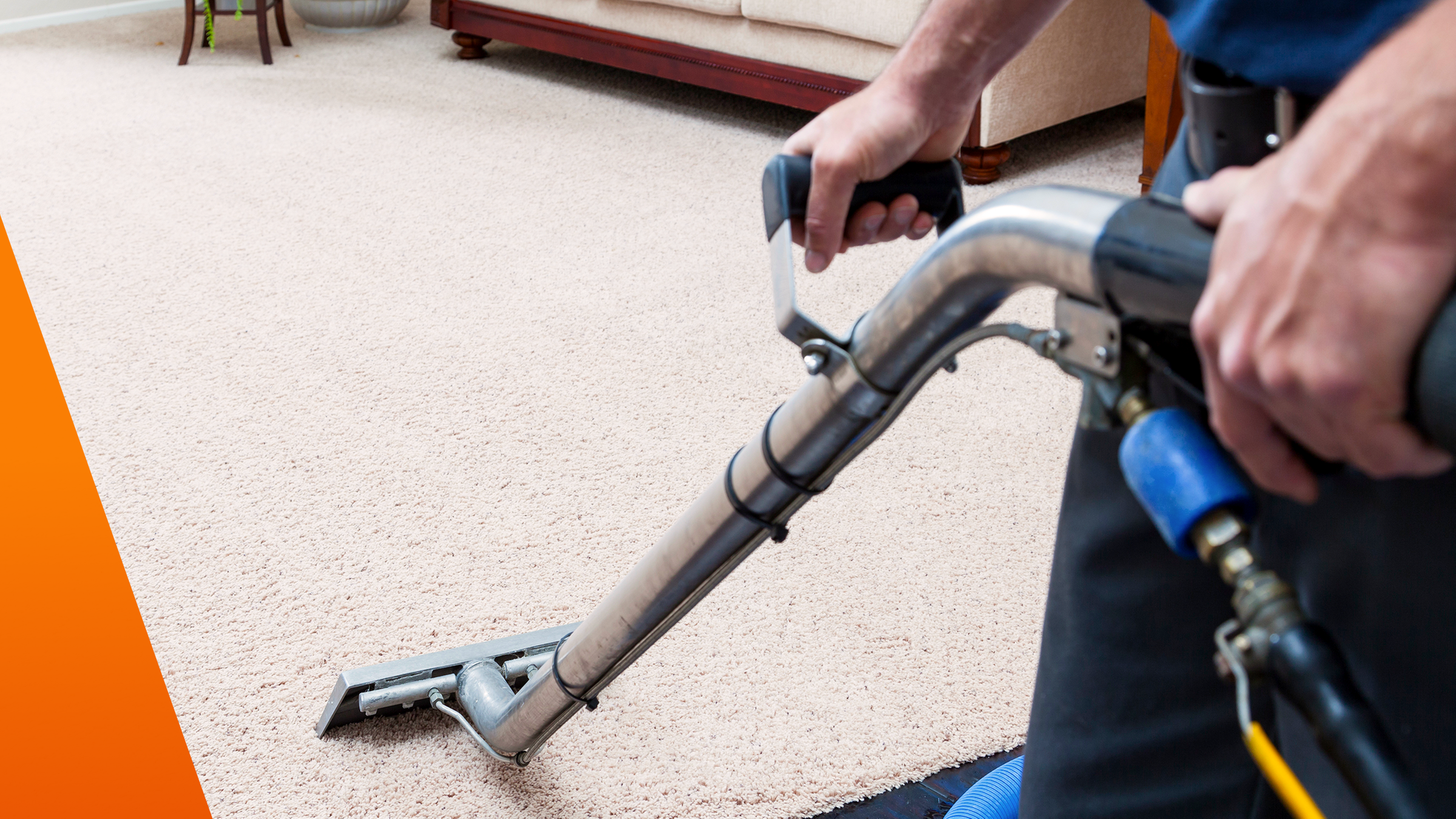 Professionelle Teppichreiniger saugen teppich in einem Wohnzimmer