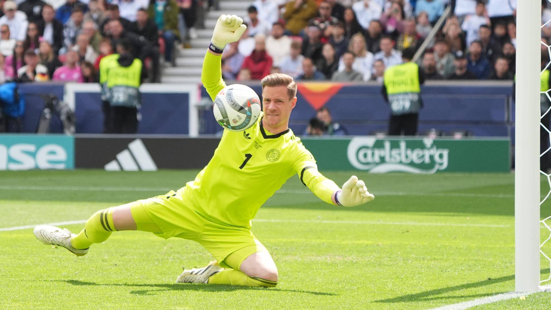Marc-Andre ter Stegen pariert im Spiel um Platz 3 der Nations League gegen Frankreich einen Ball.