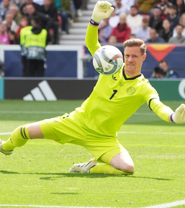 Marc-Andre ter Stegen pariert im Spiel um Platz 3 der Nations League gegen Frankreich einen Ball.