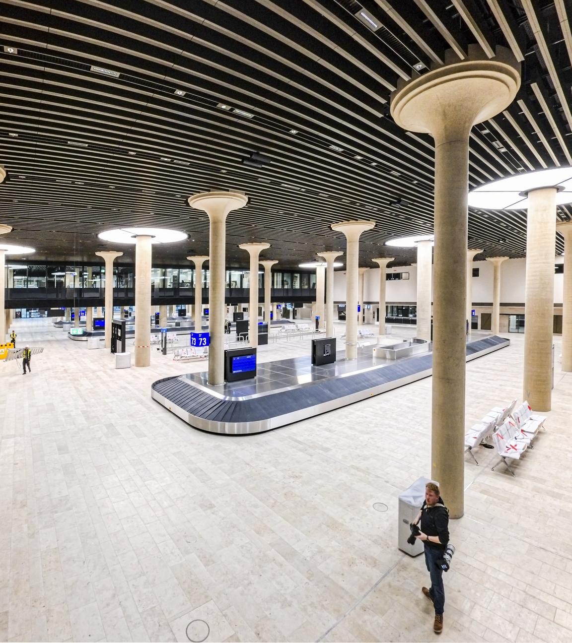 Hessen, Frankfurt/Main: Die Gepäckhalle des Terminal 3 am Frankfurter Flughafen wird von einer Säulenkonstruktion getragen.
