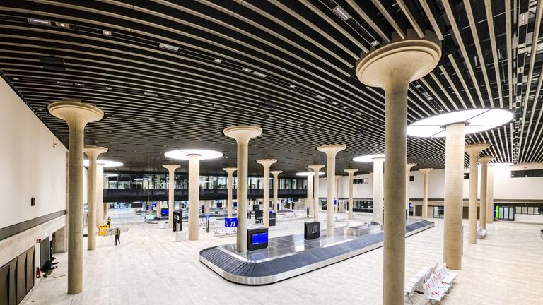  Hessen, Frankfurt/Main: Die Gepäckhalle des Terminal 3 am Frankfurter Flughafen wird von einer Säulenkonstruktion getragen.