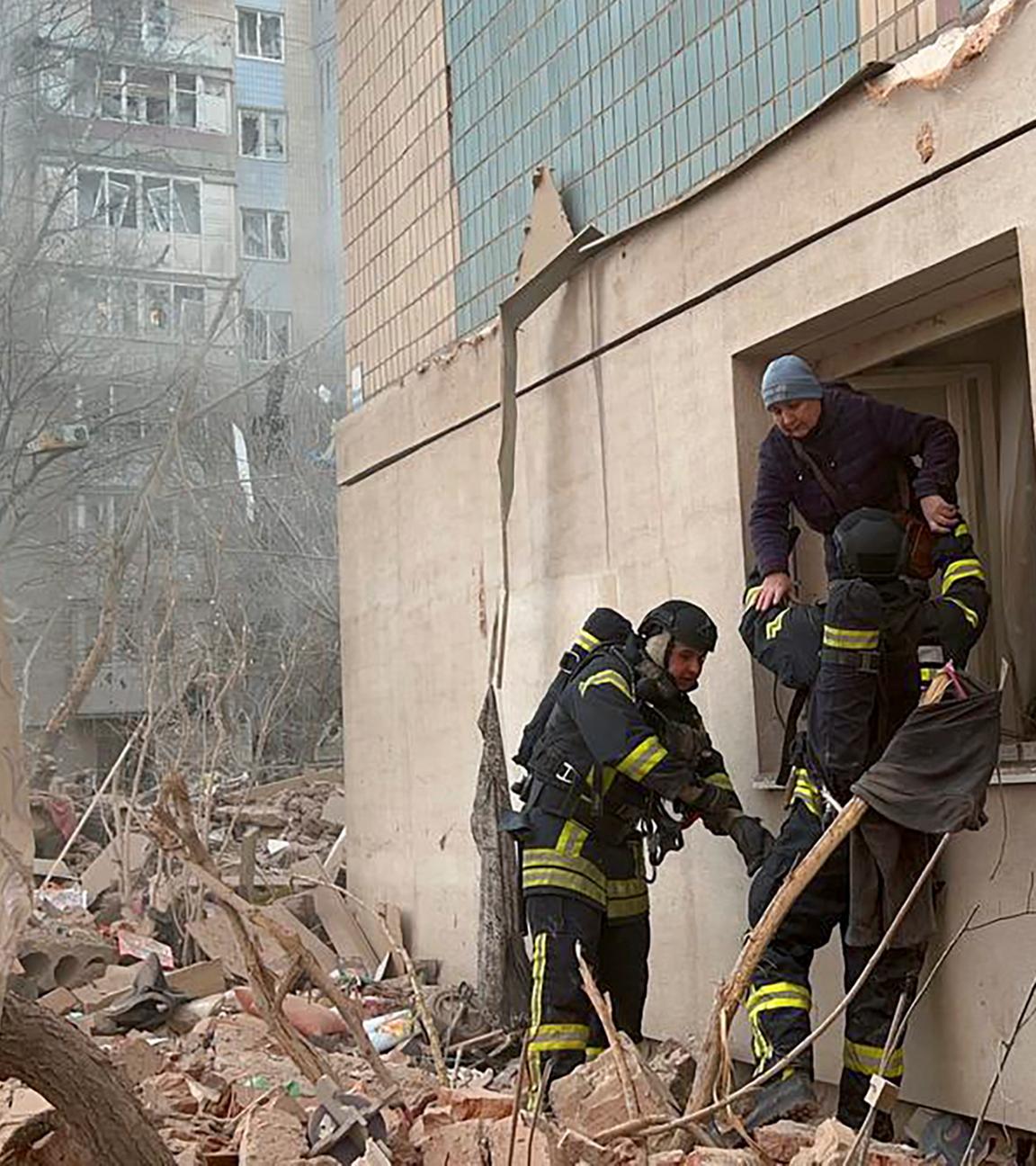 Ein von der Nationalpolizei der Ukraine über Telegram zur Verfügung gestelltes Foto zeigt ukrainische Rettungskräfte, die einem Mann am Ort eines russischen Angriffs helfen. 