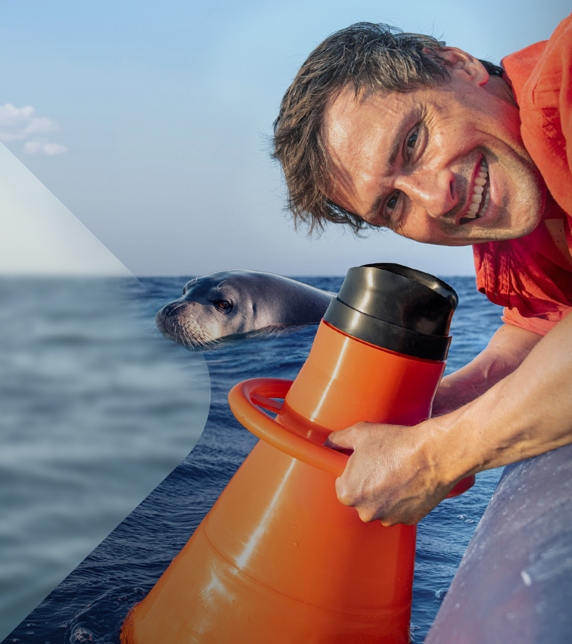 Uli Kunz mit Robbe im Wasser