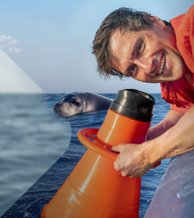 Uli Kunz mit Robbe im Wasser