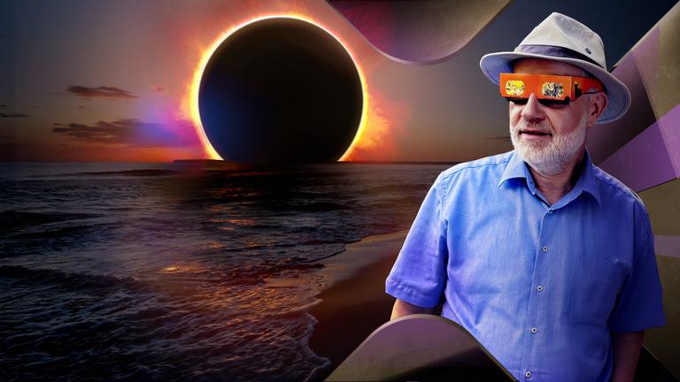 Harald Lesch mit Sonnenfinsternisbrille vor einer totalen Sonnenfinsternis
